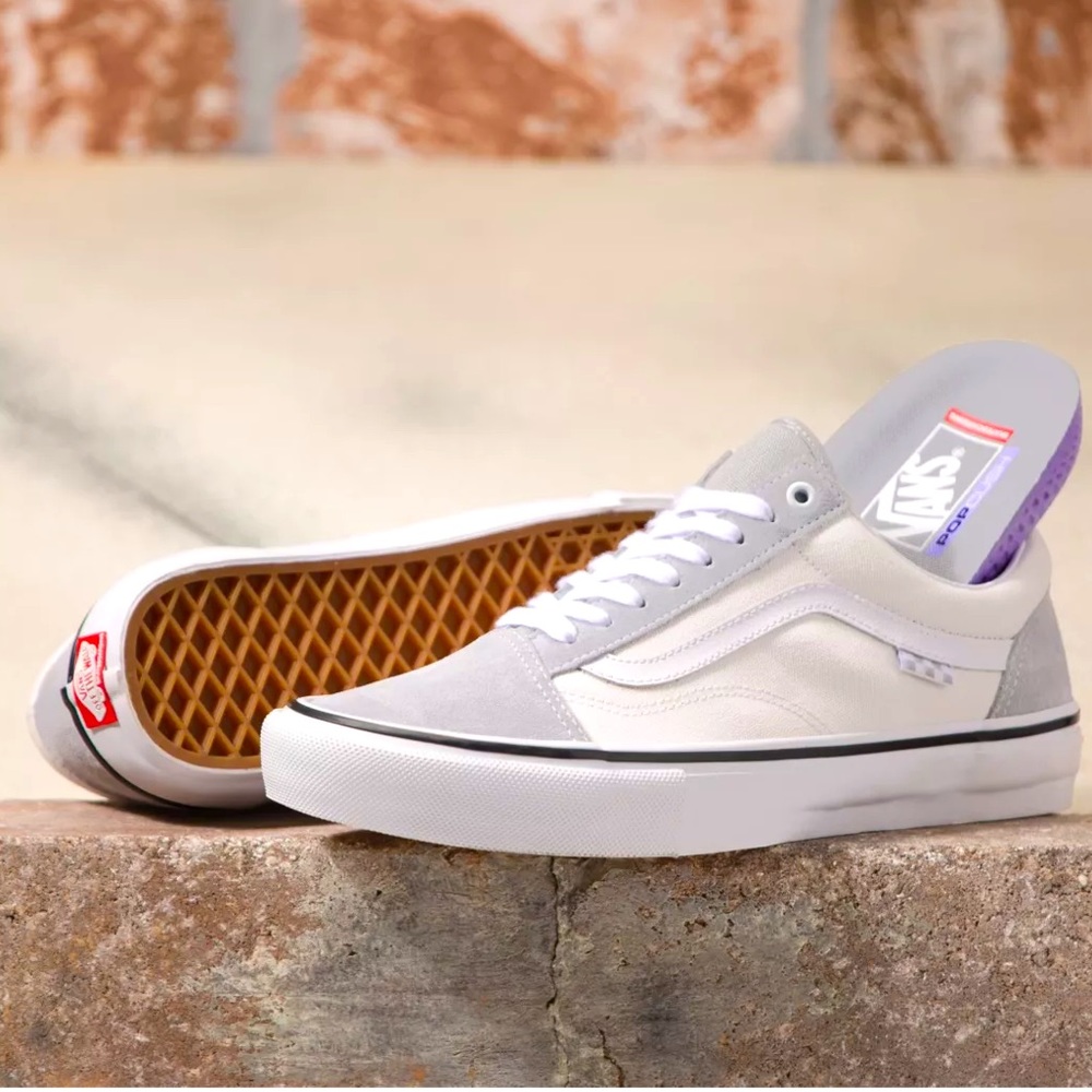 BRAND NEW IN BOX Skate Old Skool, plus extra Gray Laces Mens size 9.5